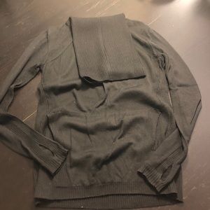 Black lululemon tunic sweater with front pocket